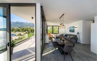 Beach Front Apartment In Rovanjska - 4