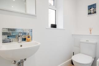 Comfortable Home away from Home with FREE Parking - Northampton - 3