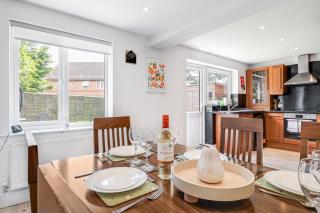 Comfortable Home away from Home with FREE Parking - 9