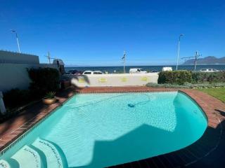 Kalk Bay Sunny 2 Bed Seaviews Braai Patio Pool 17 SJT - 6
