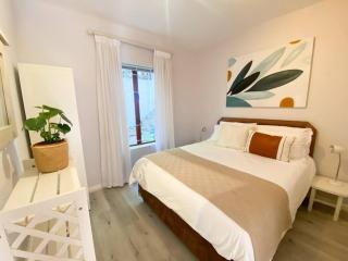 Kalk Bay Sunny 2 Bed Seaviews Braai Patio Pool 17 SJT - 1