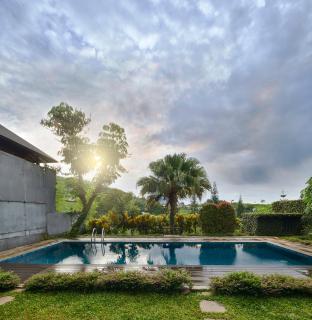 Morning Glory Mountain View Villa 4 bedrooms with a private swimming pool - Bandung - 9