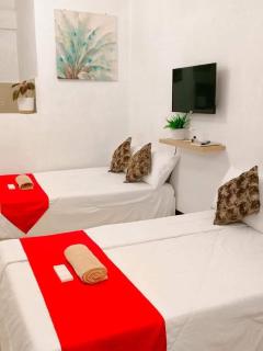 Julia's Family Hotel & Events Place FAMILY-BARKADA ROOM - Kayagan - 6