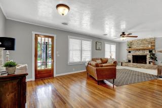 Bell Haus - Jacuzzi Tub Fire Pit Walk to Main St - Fredericksburg - 4