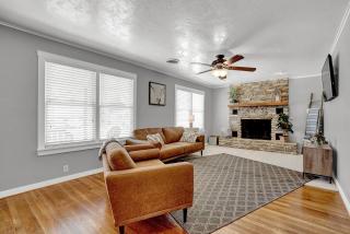 Bell Haus - Jacuzzi Tub Fire Pit Walk to Main St - 2