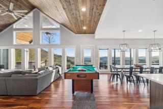 2 Cabins & Views for Miles Hot Tubs Pool Table - Swiss - 8