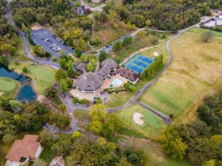 Newly Renovated, Free SDC tickets, Gated Community, Hot Tub, Air Hockey, Foosball, Board Games! - Reeds Spring - 3