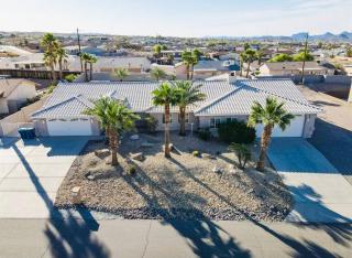Cozy and Spacious Entire 5-Bedroom, 4-Fullbath Home Sleeps 14 - Lake Havasu City - 0