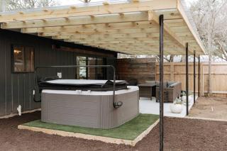 Schubert Haus - 2 BLKS to Main St Hot Tub & Pool - Fredericksburg - 9