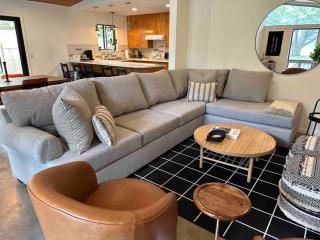 Schubert Haus - 2 BLKS to Main St Hot Tub & Pool - Fredericksburg - 7