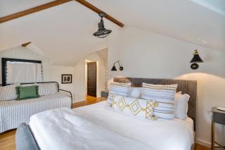 Stonewall Bungalows - Sleeps 15 - Stonewall - 1