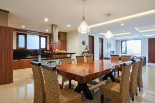 Kirei Mountain View Villa 7 bedrooms with a private swimming pool - Bandung - 4