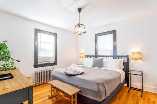 The B&W Haven 5BR Home with yard theater - Bridgeport - 8