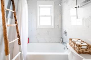 The Blue Sapphire 2BR 2 King beds & ample backyard - Bridgeport - 5