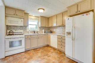 Howe Retreat with Fire Pit and Private Boat Dock! - Howe - 2