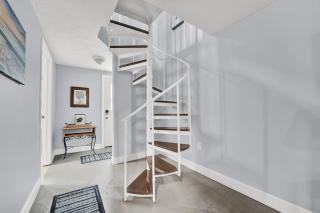 Adorable 1 BDR with Full Kitchen Deck Washer Dryer - 5