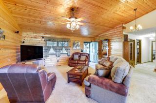 Just a Cast Away Cassville Cabin with Covered Deck - Cassville - 7