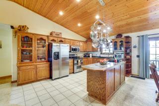 Just a Cast Away Cassville Cabin with Covered Deck - Cassville - 4