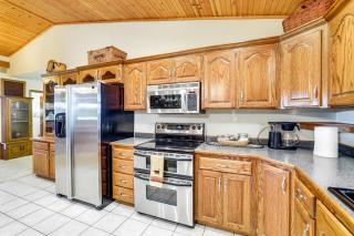 Just a Cast Away Cassville Cabin with Covered Deck - Cassville - 3