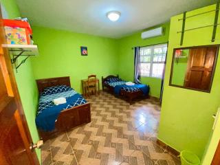 Mountain View Family Home In Town with King Suite and Midterm Available - San Ignacio - 3