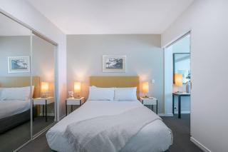 City Meets Coast - Modern Resort Haven by the Beach - 2