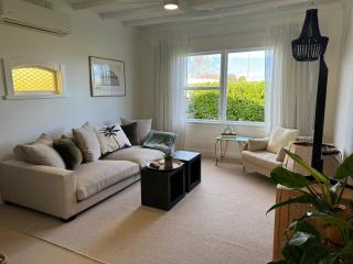 Luxury Magnolia Bungalow - Hastings - 2