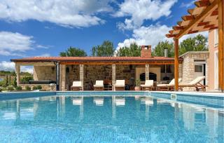 Awesome Home In Ruzic With Jacuzzi - 1