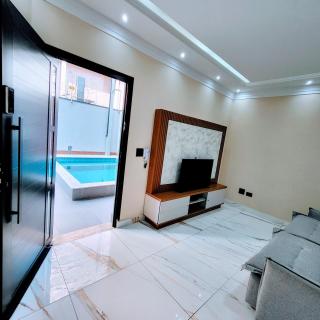 Casa Encantadora com piscina quentinha, lazer completo e do lado da praia - Praia Grande - 1