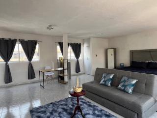 Encantador Estudio Céntrico con Terraza Privada - - 0