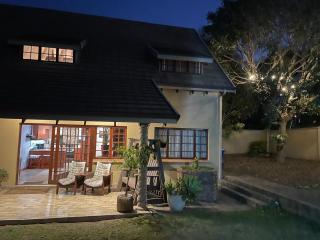 OAK HOUSE, Entire holiday home, Self catering, fully equipped, double storey, 3 bedroom, 2 bathroom, outside entertainment, Braai area, 300sqm home - Hillcrest - 8