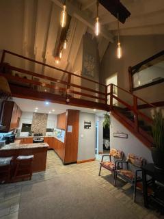 OAK HOUSE, Entire holiday home, Self catering, fully equipped, double storey, 3 bedroom, 2 bathroom, outside entertainment, Braai area, 300sqm home - Hillcrest - 9