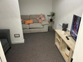 3 Bed Flat - Sleeps 6 - Parking - Wifi - 7
