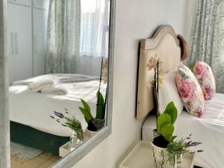 3 Bedroom Family Home with Pool - Cape Town - 9