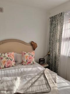 3 Bedroom Family Home with Pool - Cape Town - 3