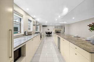 Modern 3-Bed with Pool & Water Views by Beach - 8