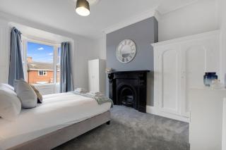 NEW! Stunning 4 Bedroom Home in South Shields by Stay With Us, Perfect for Families & Contractors!, FREE Parking! - Westoe - 1