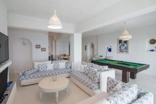 White-Blue Luxury Villa 1 - 4