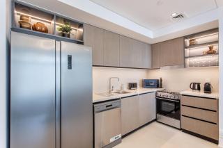 Downtown Luxury 2 Bed Apartment - Dubai - 3