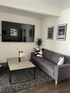 Lovely 2 Bed Full House By The Beach - 0