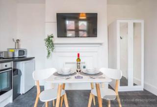 Large Studio Apartment with Sofabed - Southend-on-Sea - 1