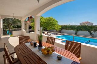 Sunshine Holiday Home - 8