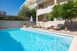 Sunshine Holiday Home - 1