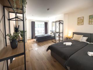 ImmoStay G#1 Ferienhaus - Parken & WiFi, 2 Balkone und 2 Bäder,4K - - 0