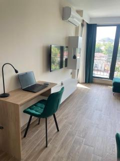 Modern 1BR Apart with Hill View & Parking - Plovdiv - 4