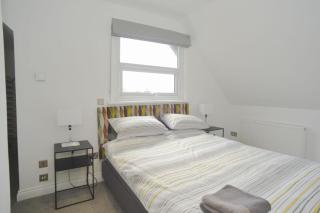 Loft Apartment with Parking, walk to shops & bars - Southend-on-Sea - 0