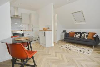 Loft Apartment with Parking, walk to shops & bars - Southend-on-Sea - 9