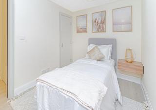 2BR Dubai Marina Apt - Walk to Metro - Pool and Gym - 1