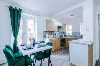 Stunning 3-Bed home in Manchester by 53 Degrees Property, Ideal for Contractor Groups & Long-term Business, FREE Parking - Sleeps 7! - Manchester - 1