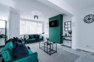 Stunning 3-Bed home in Manchester by 53 Degrees Property, Ideal for Contractor Groups & Long-term Business, FREE Parking - Sleeps 7! - Manchester - 0