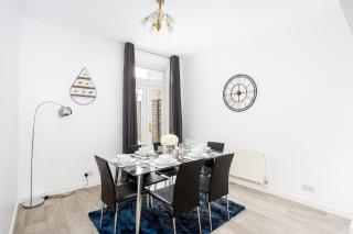 Large 3 BR House with On-street Parking - Sleeps 11! - Southend-on-Sea - 1